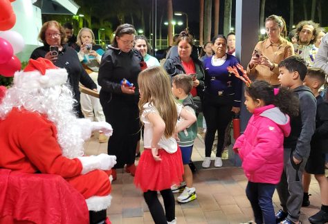 Crowd gathers to greet Santa